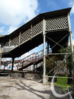 Antiguo Puente paso sobre nivel de las vias del ferrocarril Gral. Roca en Estacion de Banfield