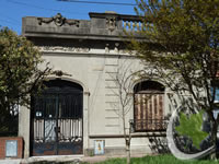 Casa antigua en Banfield Este, cerca de las vías.