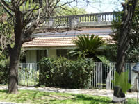 Casona antigua de esquina de Vieytes y Alvear en Banfield Oeste