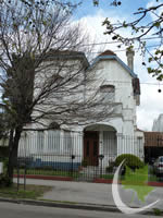 Casona de la calle Acevedo, entre Larroque y Berutti en Banfield Oeste