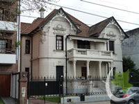 Antigua Casona de estilo Belga, ubicada en calle Alem entre Larroque y Berutti en la ciudad de Banfield