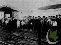 La peregrinación del Círculo de la Juventud Católica de la Capital Federal, es recibida en la antigua estación de Banfield (Noviembre de 1908).
