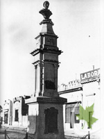 Viejo monumento al almirante Buchardo, estaba ubicado en la esquina de Maipú y Alsina en Banfield (año 1910).