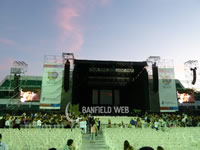 Joan Manuel Serrat en el estadio de Banfield CAB - Serrat en Lomas de Zamora - www.banfield-web.com