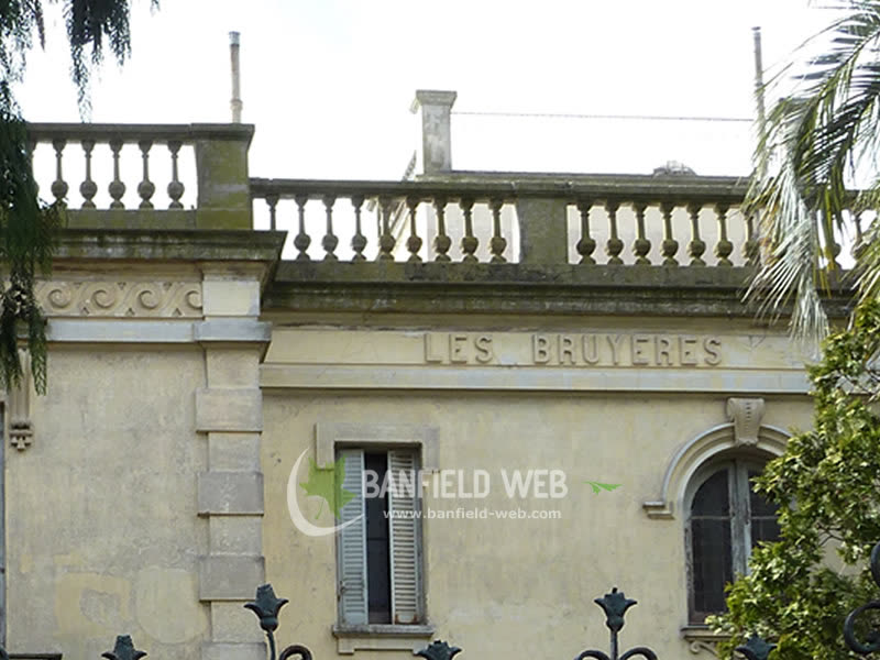 El cartel LES BRUYERES con la balaustrada de piedra en la fachada de la casona