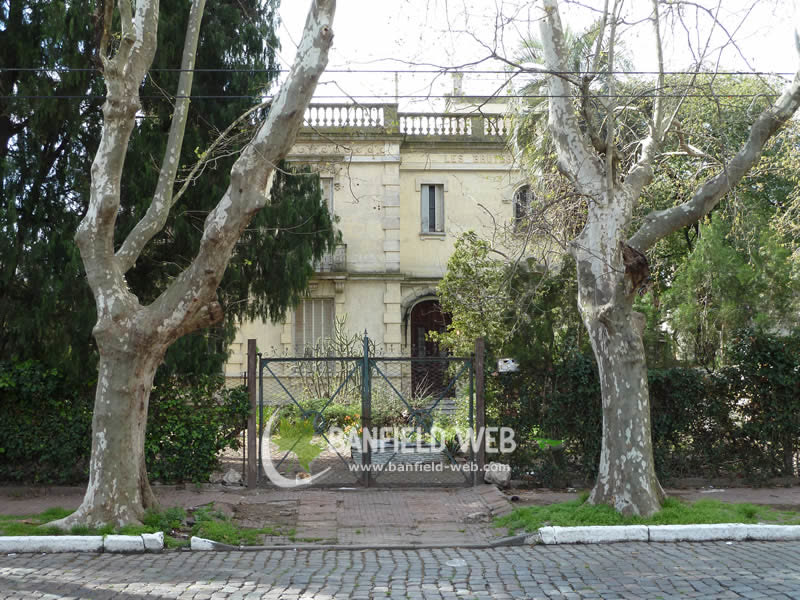 Fachada frontal de Les Bruyeres en calle Vergara, Banfield, antes de su demolición
