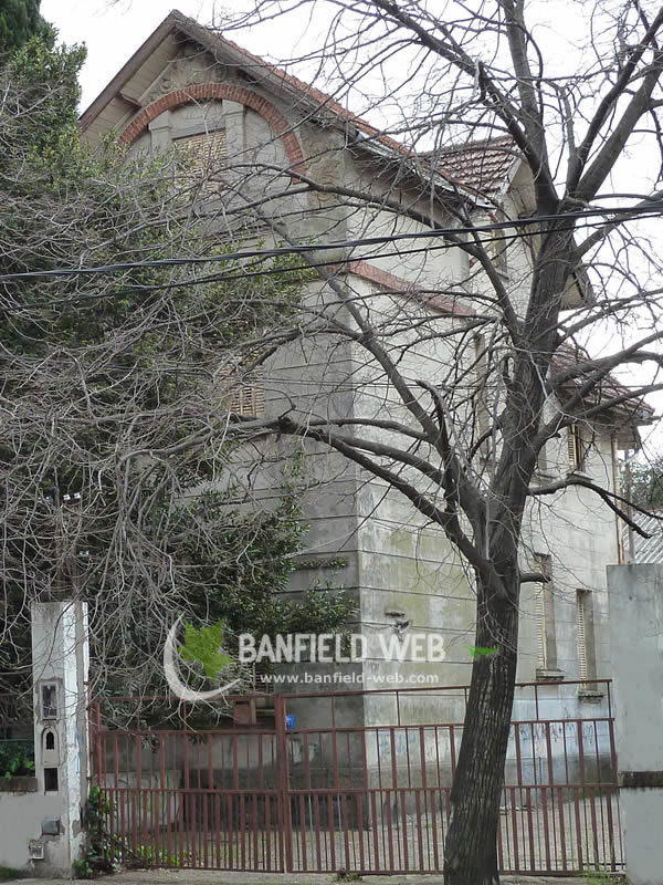 El cartel LOS CEDROS en la puerta de la casona histórica de calle Chacabuco, Banfield