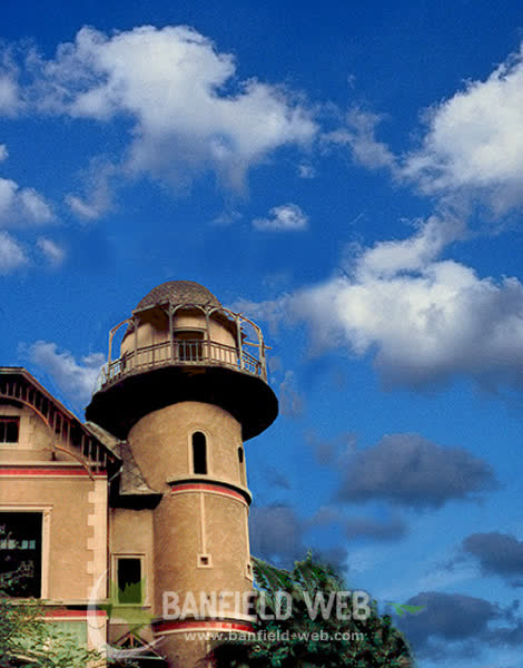 El caserón de Rincón y las vías en Banfield — la torre mirador