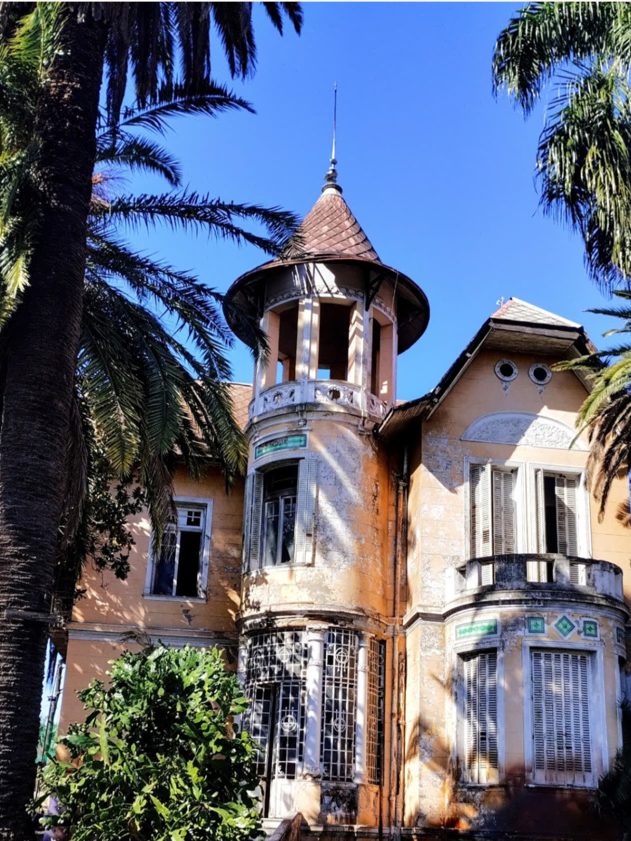El Castillo de Larroque y Carlos Croce en Banfield, fotografía reciente antes de su demolición
