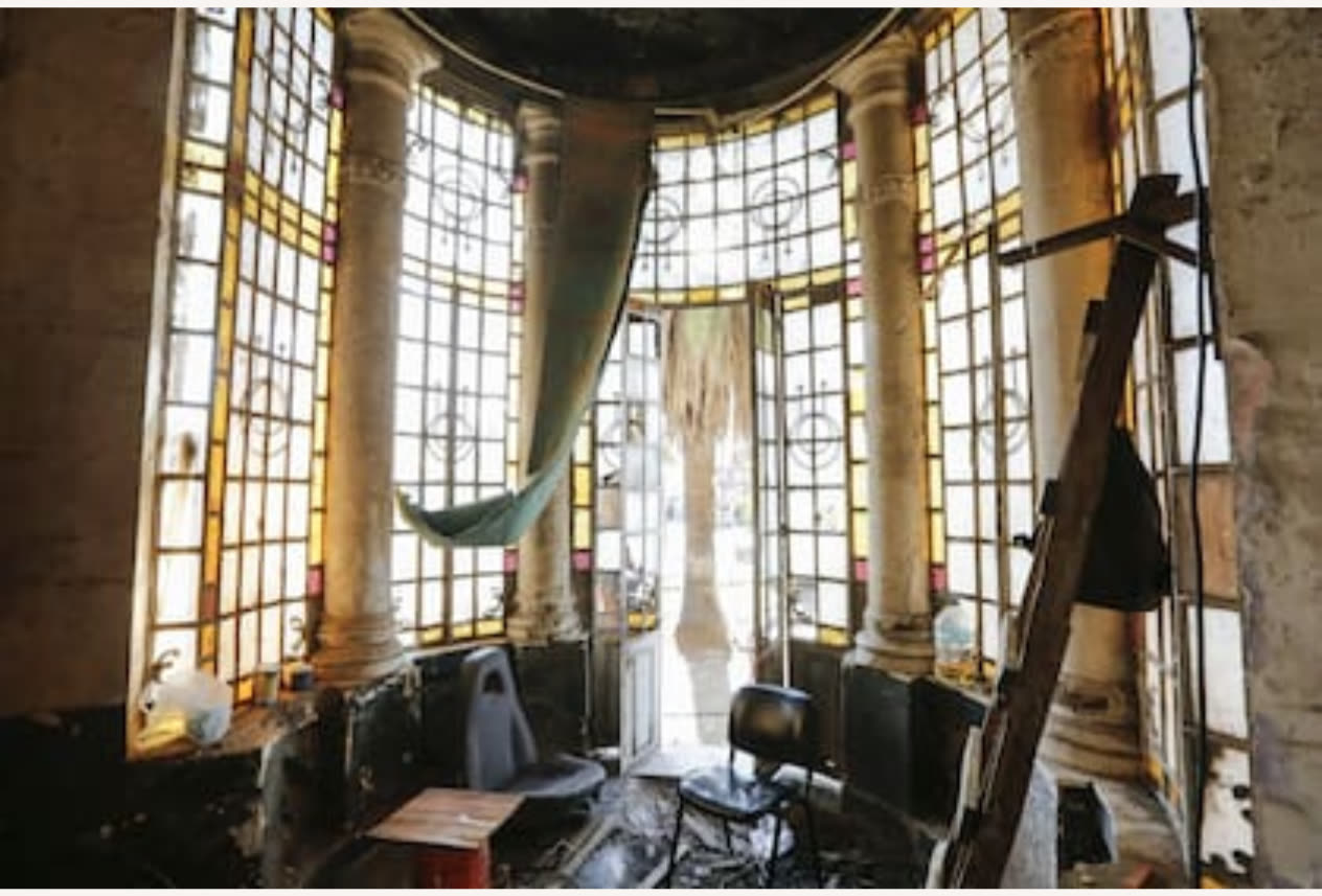 Interior del castillo: los vitrales de colores y las columnas de la torre