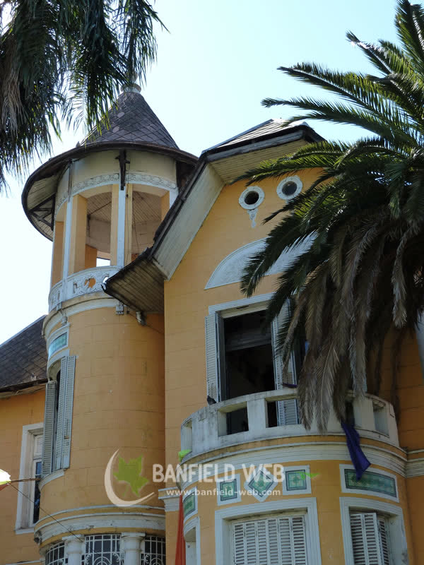 El Castillo de Larroque entre las palmeras del parque