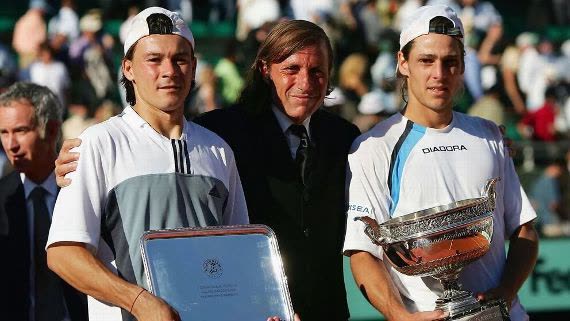 Gastón Gaudio campeón de Roland Garros 2004 sosteniendo el trofeo