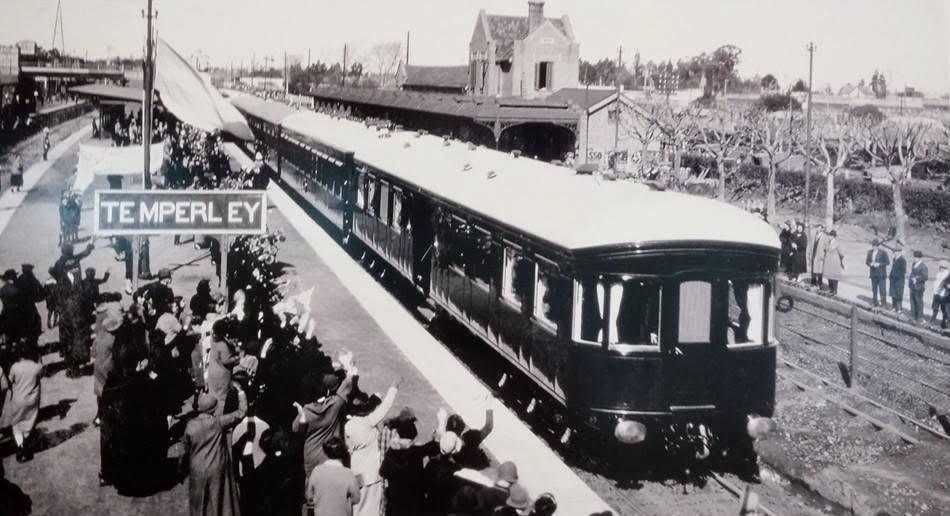 Tren histórico en la estación Temperley con pasajeros saludando